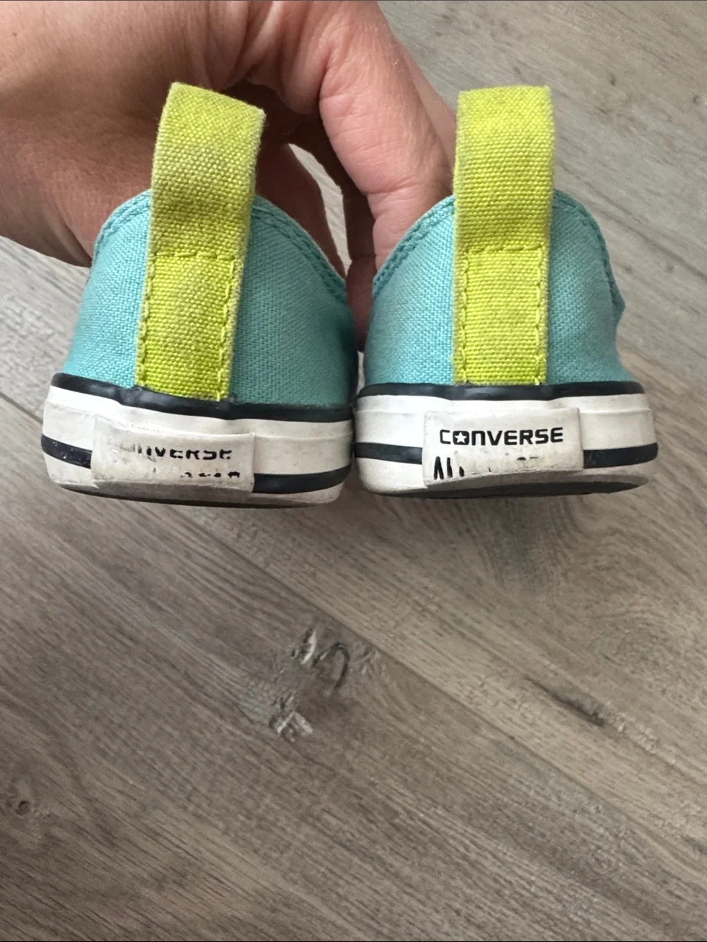Converse no tie